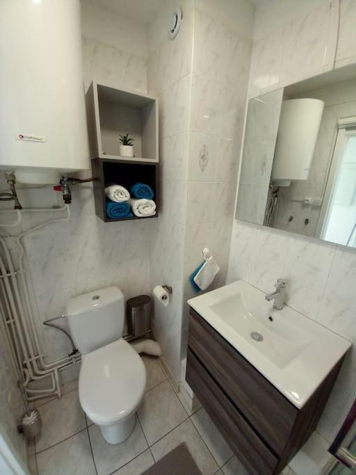 Appart 2/4 Pers Proche Centre Avec Balcon, Parking Narbonne Bagian luar foto
