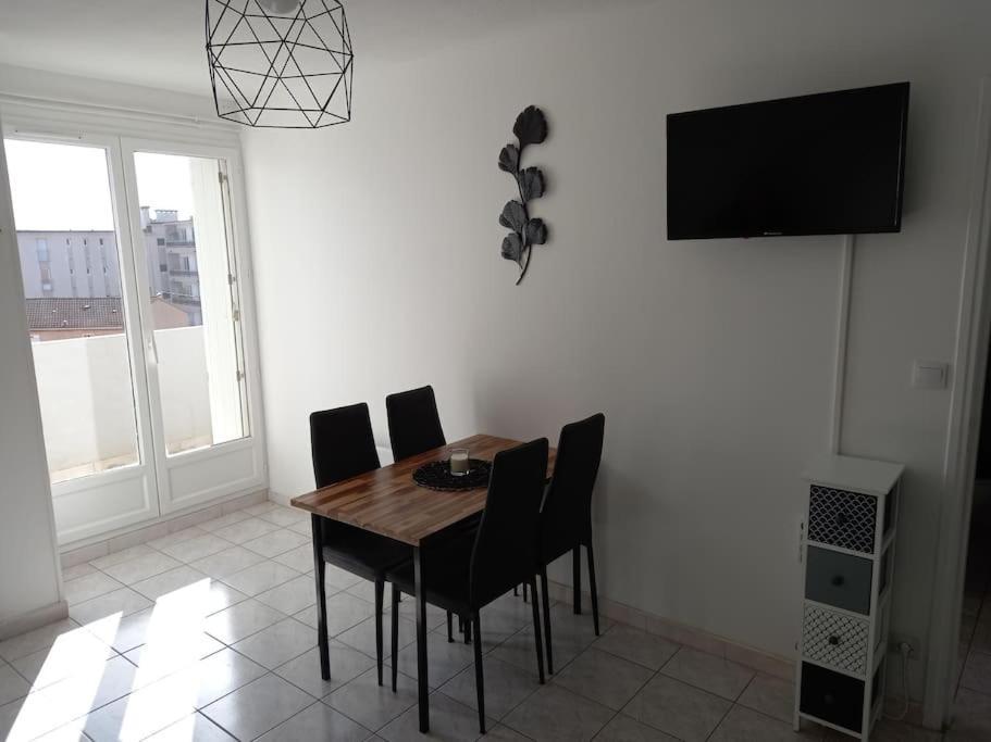 Appart 2/4 Pers Proche Centre Avec Balcon, Parking Narbonne Bagian luar foto